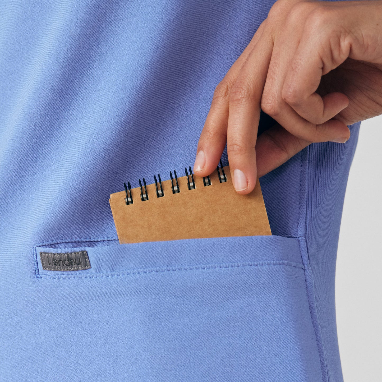 لاندو بلوزة سكراب طبي نسائي LT100