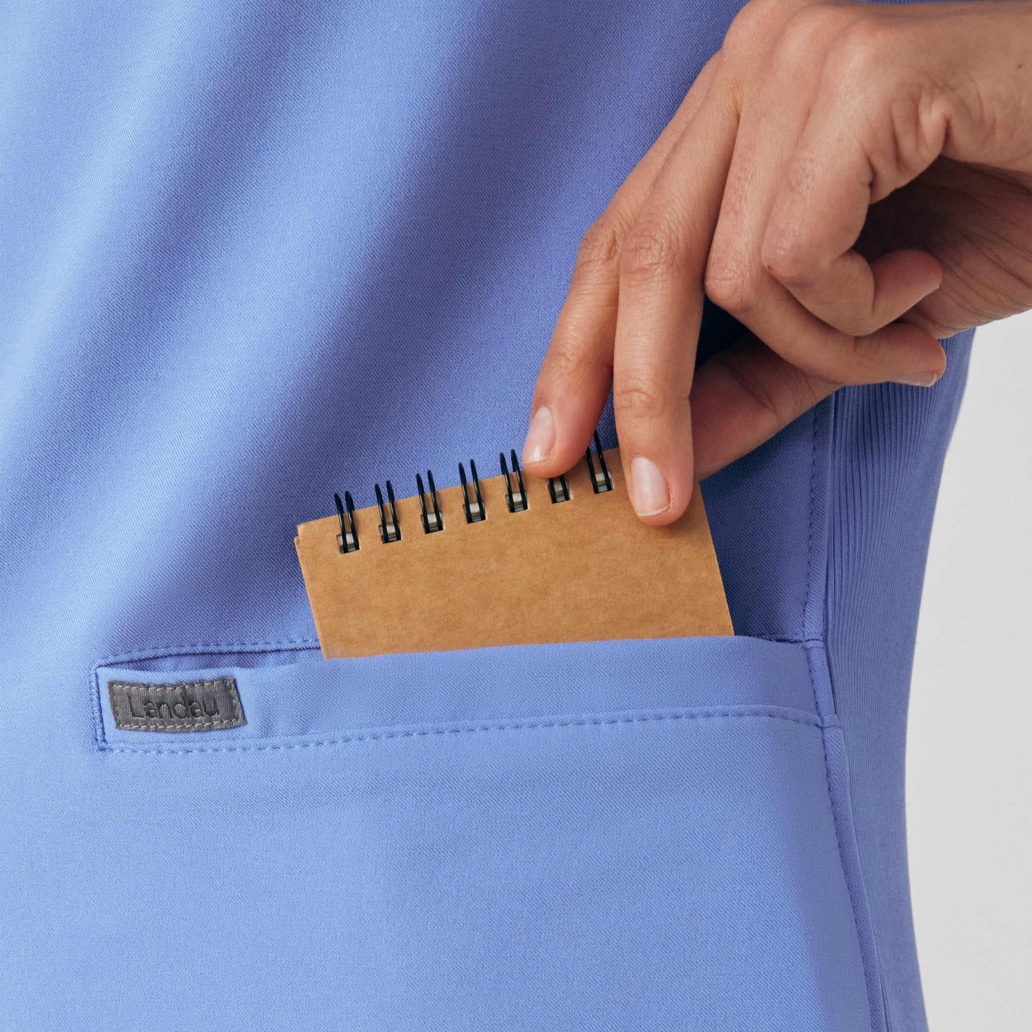 لاندو بلوزة سكراب طبي نسائي LT100