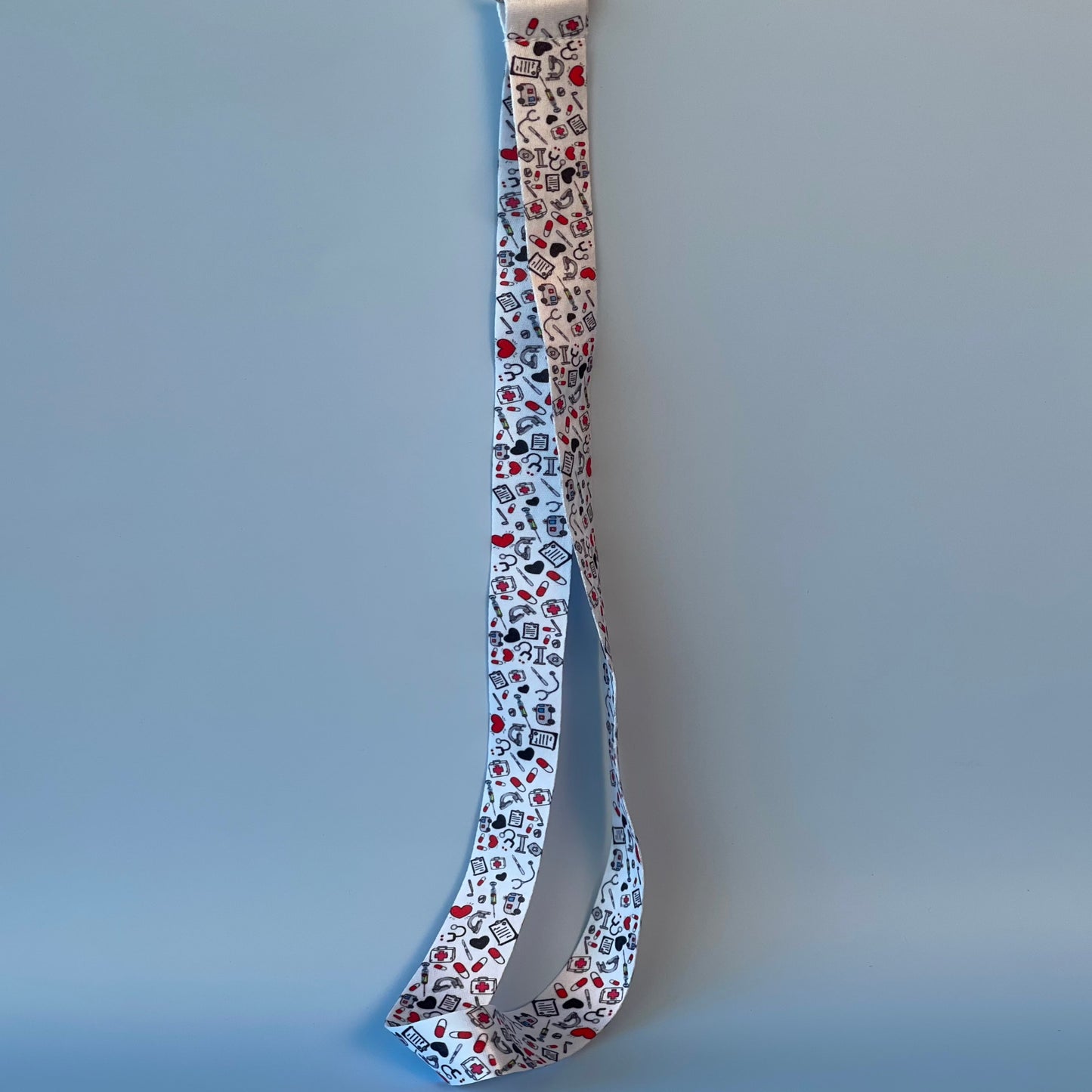 سلسال حامل بطاقة أبيض برسومات معدات طبيه