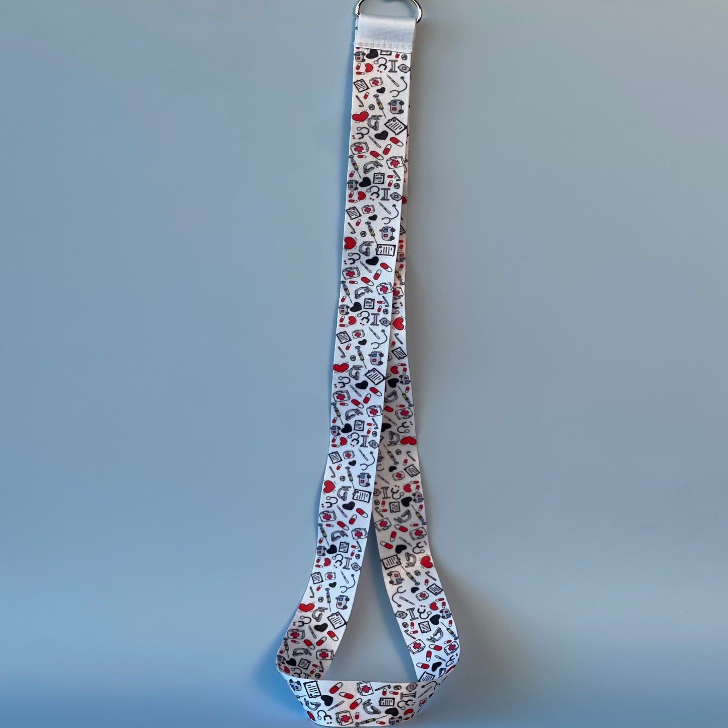 سلسال حامل بطاقة أبيض برسومات معدات طبيه