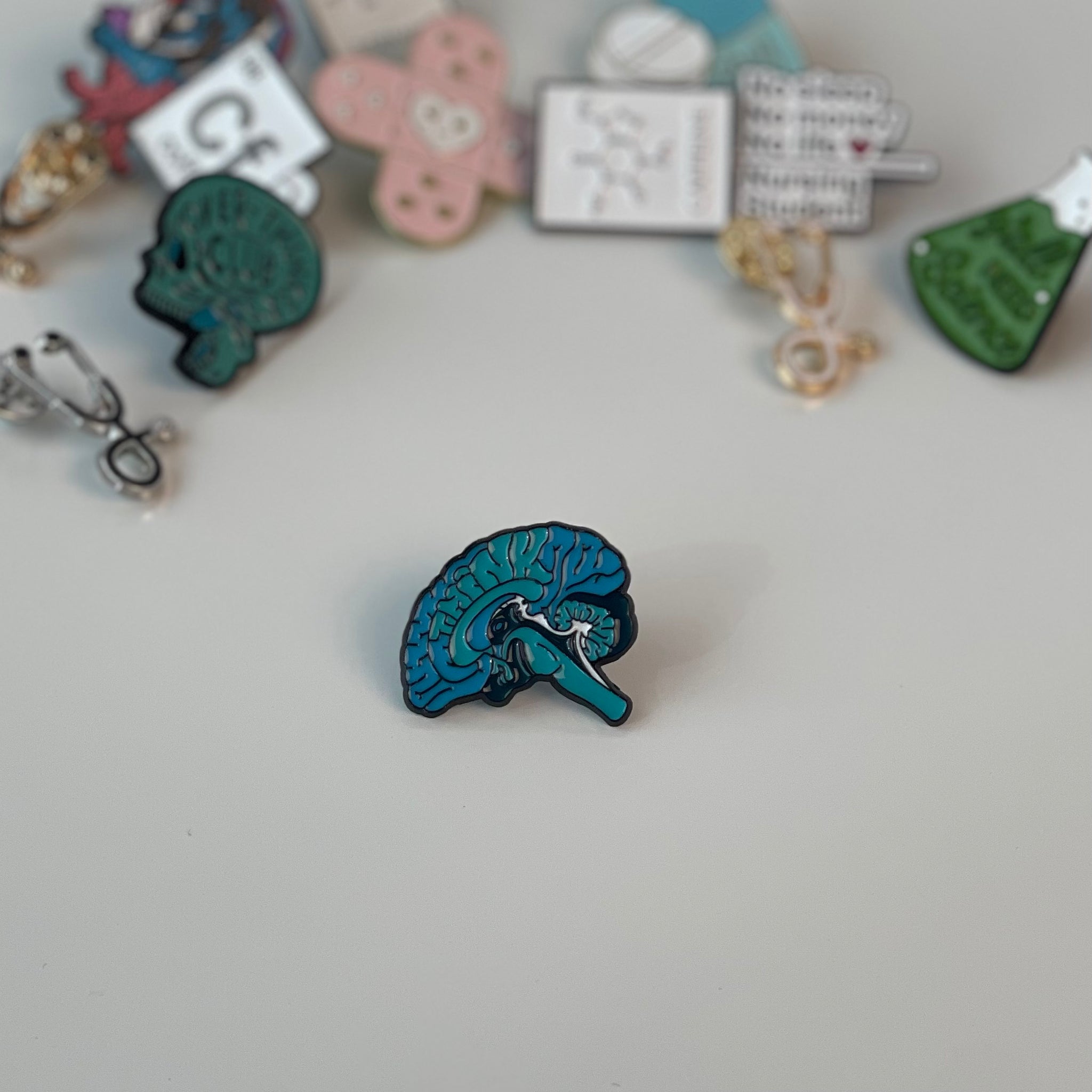 بروش طبي يمثل العقل باللون الأزرق