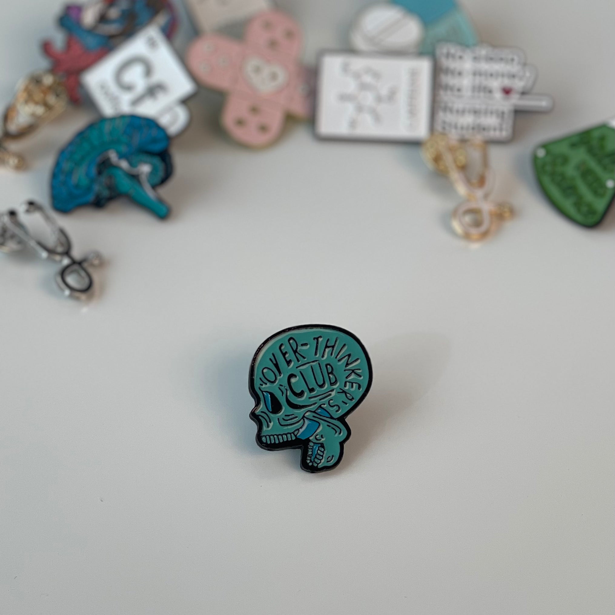 بروش طبي على شكل جمجمة