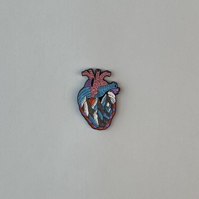 بروش طبي قلب متداخل الألوان