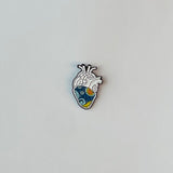 بروش طبي قلب بسماء الفضاء الزرقاء