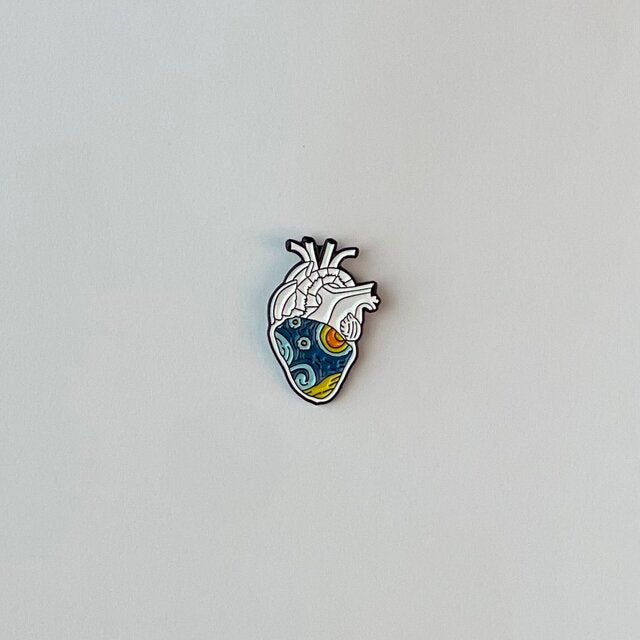 بروش طبي قلب بسماء الفضاء الزرقاء