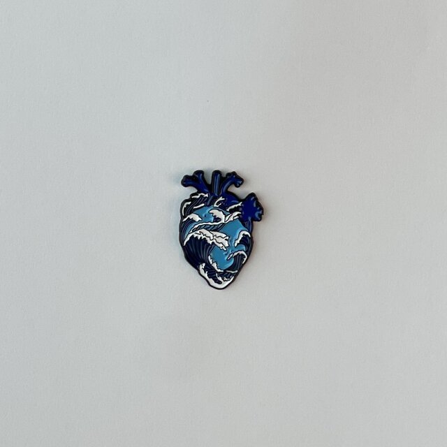 بروش طبي قلب باللون الأزرق الفاتح