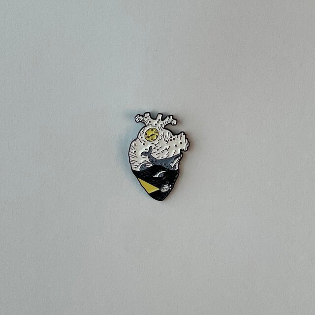 بروش طبي قلب يحوي حوت المحيط