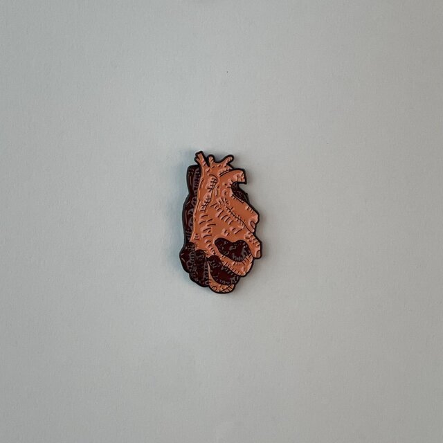 بروش طبي - أيدي على شكل قلب