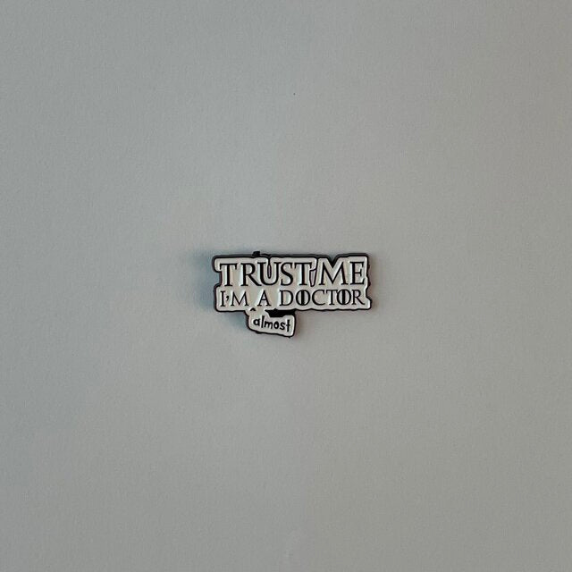 "بروش طبي يحمل عبارة تحفيزية "ثق في فانا دكتور