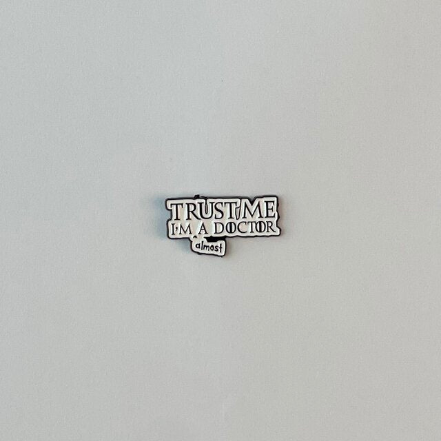 "بروش طبي يحمل عبارة تحفيزية "ثق في فانا دكتور