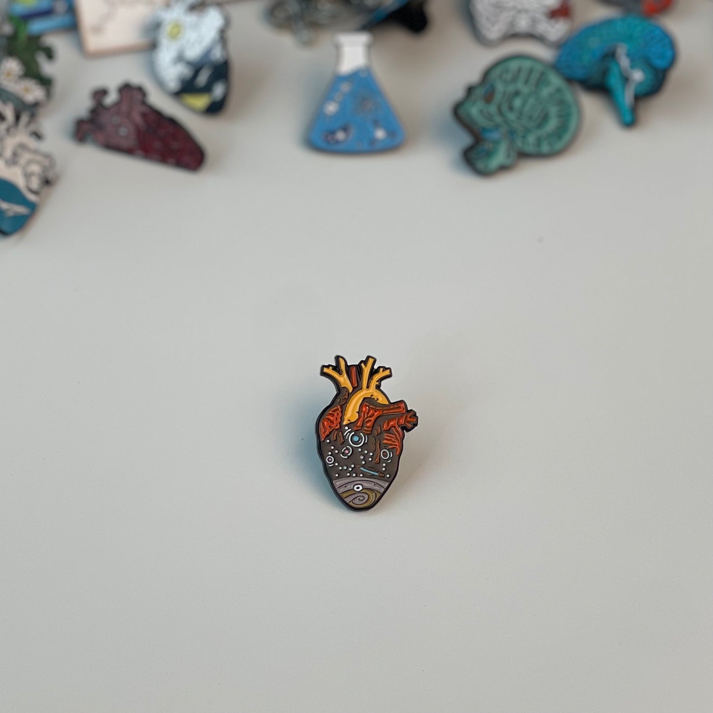 بروش طبي قلب يحمل تصميم الفضاء