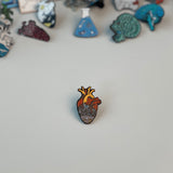 بروش طبي قلب يحمل تصميم الفضاء