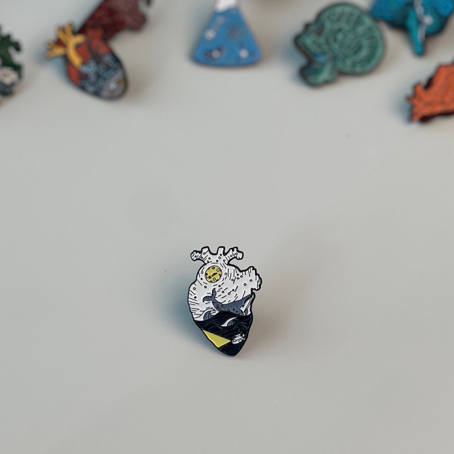 بروش طبي قلب يحوي حوت المحيط