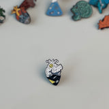 بروش طبي قلب يحوي حوت المحيط