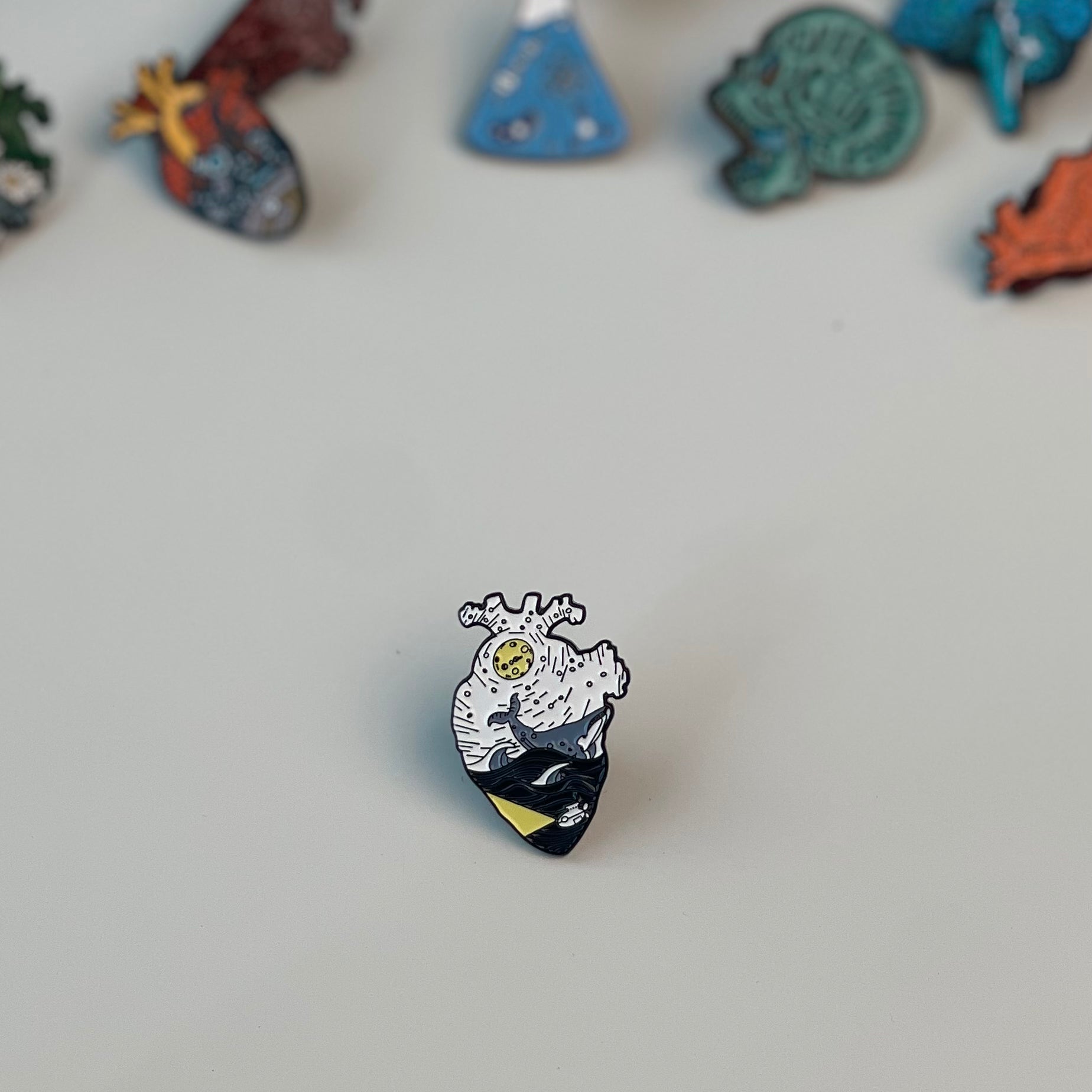 بروش طبي قلب يحوي حوت المحيط