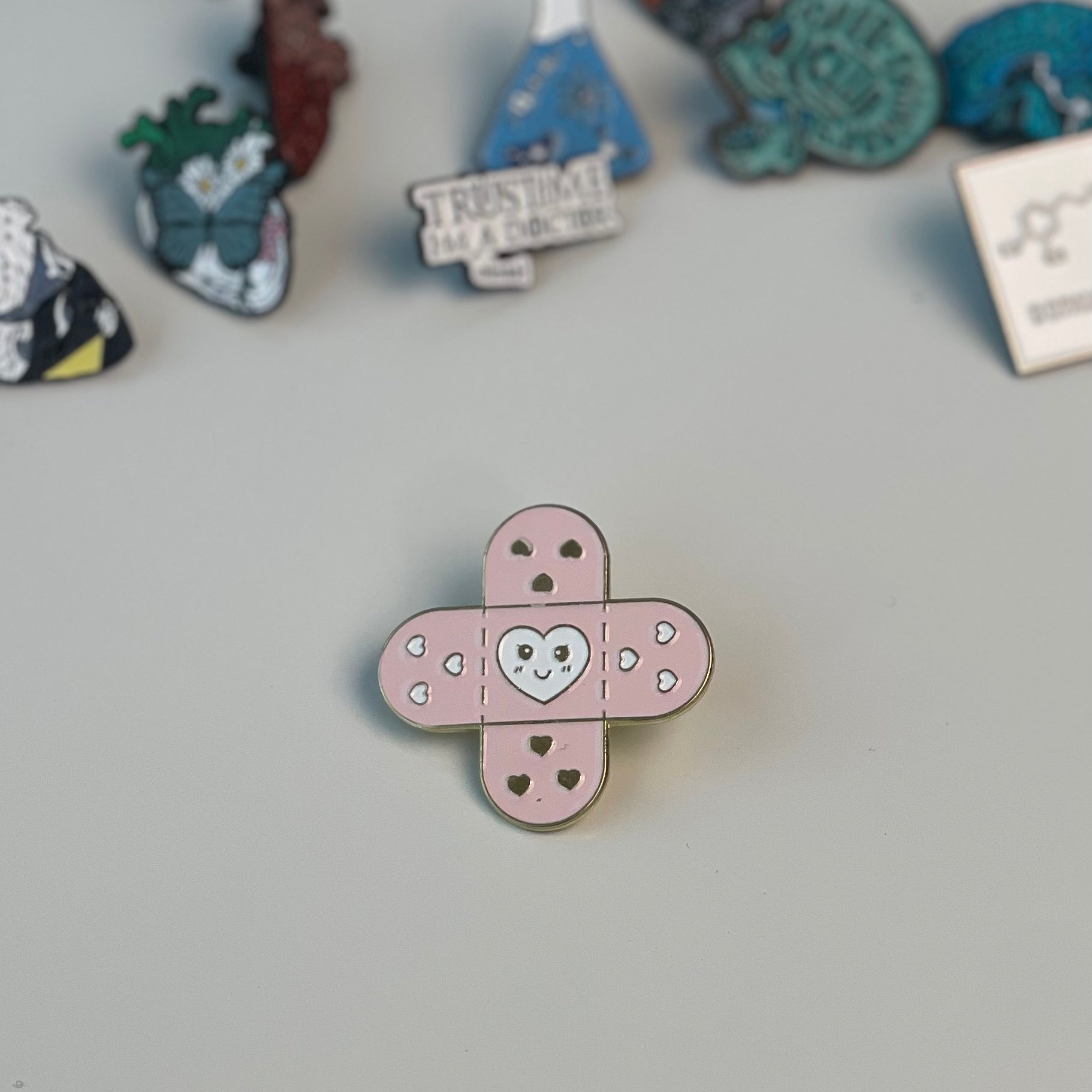 بروش طبي على شكل لاصقه طبية وقلوب