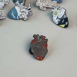 بروش طبي قلب باللون الأحمر