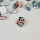 بروش طبي على شكل قلب تحتوية أياديAccessories - دكتور هاوس للأزياء الطبية