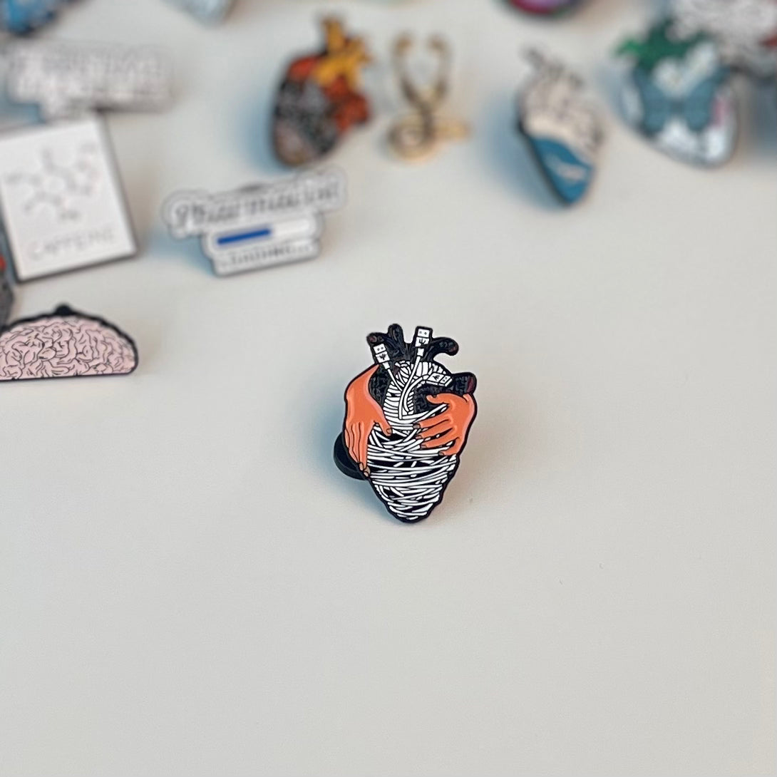 بروش طبي على شكل قلب تحتوية أياديAccessories - دكتور هاوس للأزياء الطبية