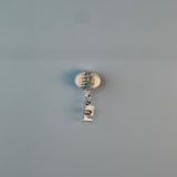 مثبت شارة على شكل عمود فقري