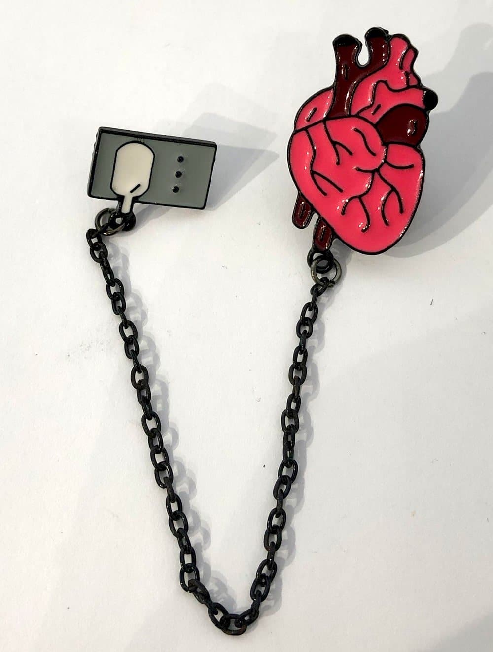 بروش القلب والكهرباءAccessories - دكتور هاوس للأزياء الطبية