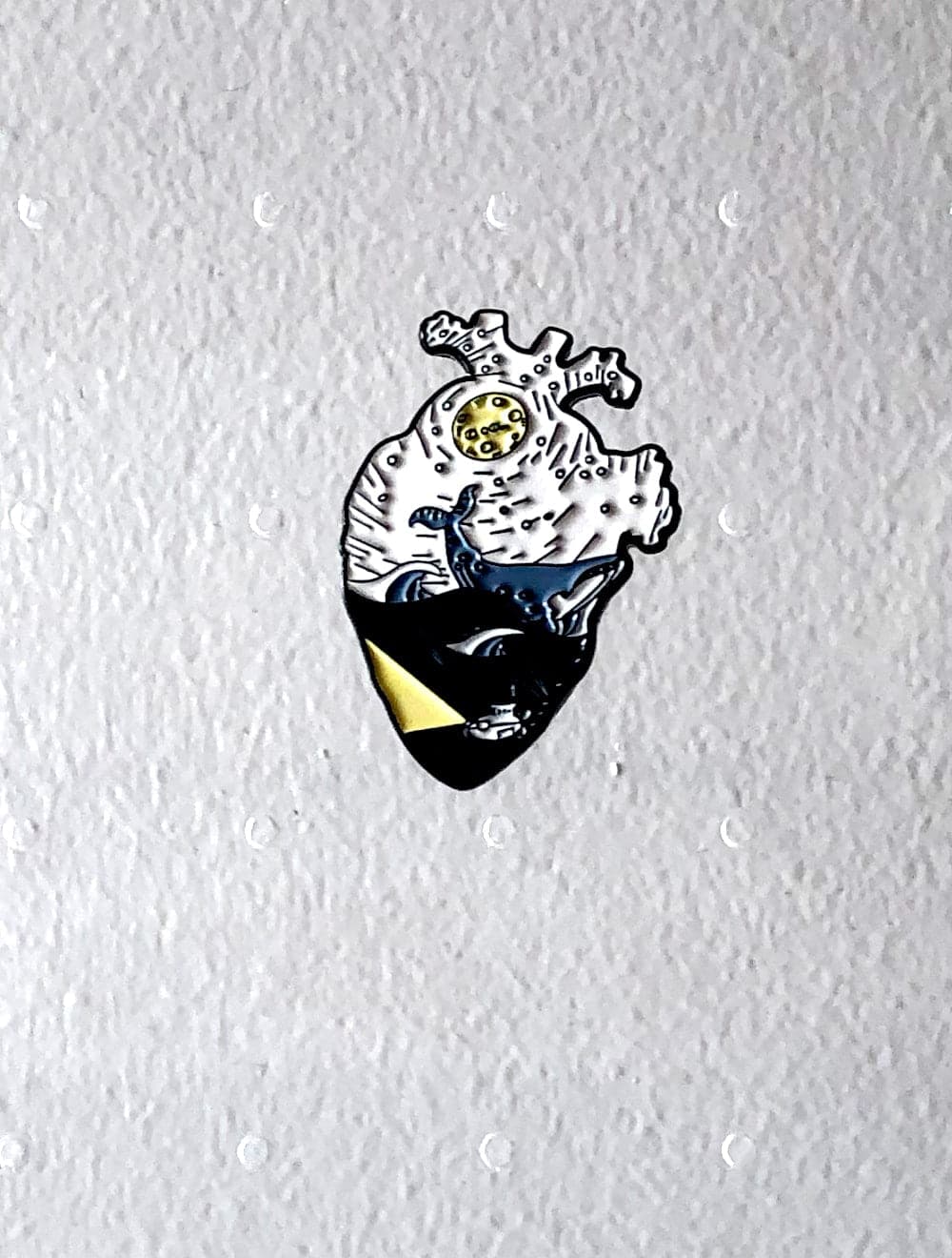 بروش القلب والسفينةAccessories - دكتور هاوس للأزياء الطبية