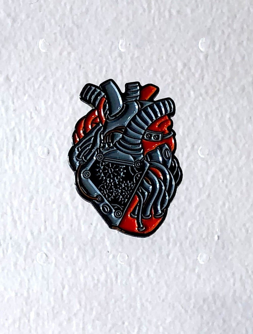 بروش القلب المقنعAccessories - دكتور هاوس للأزياء الطبية